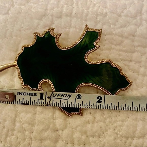 unbranded Jewelry - Vintage 1960s deep green leaf pin/brooch. Gold accents. 2.5 inches long.